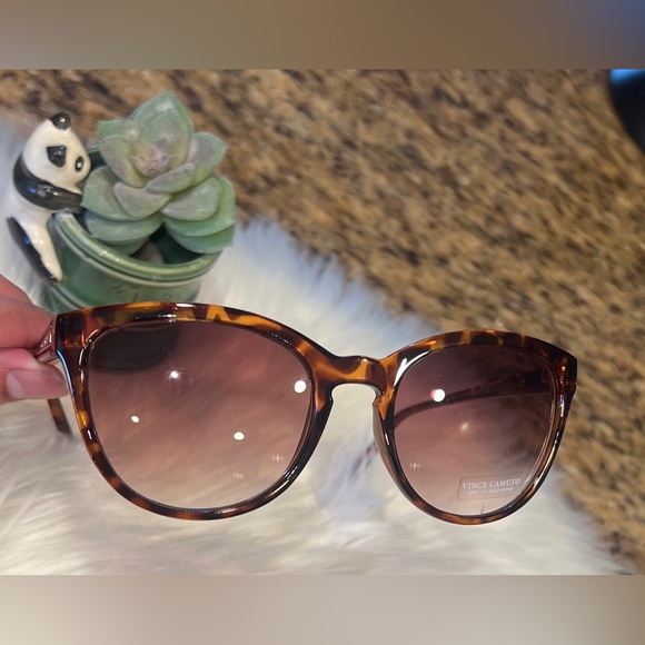 Vince Camuto VC672 Classic 100% UV Protective Cat Eye Sunglasses Tortoise - Picture 4 of 7